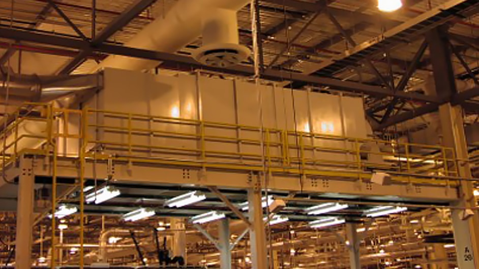 在工業設施中，霧消除裝置位於一個凸起的平台上。